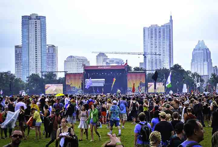 O famoso festival Austin City Limits e diversos bares honky-tonk mantêm viva a tradição country na cidade. Esses bares em estilo rústico tocam música  ao vivo, numa atmosfera descontraída e dançante.