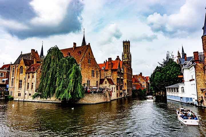 Conhecida como a "Veneza do Norte", Bruges encanta com seus românticos canais que cortam a cidade. Os eios de barco são uma das atrações mais populares, oferecendo uma perspectiva única das construções medievais e pontes charmosas.