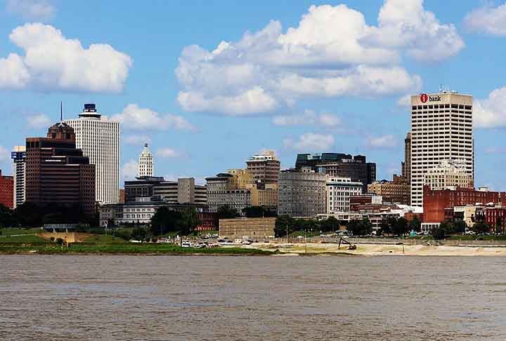 MEMPHIS (Tennessee) - População: 630 mil  -"Embora Memphis seja mais associada ao blues, o country tem fortes raízes na cidade, com influências vindas do sul dos Estados Unidos.