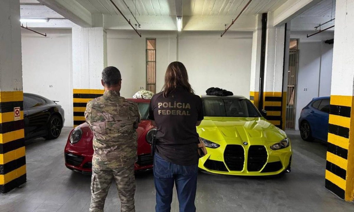 Ferrari vermelha e BMW amarela foram apreendidas pela PF em Brasília -  (crédito: Polícia Federal/Divulgação)