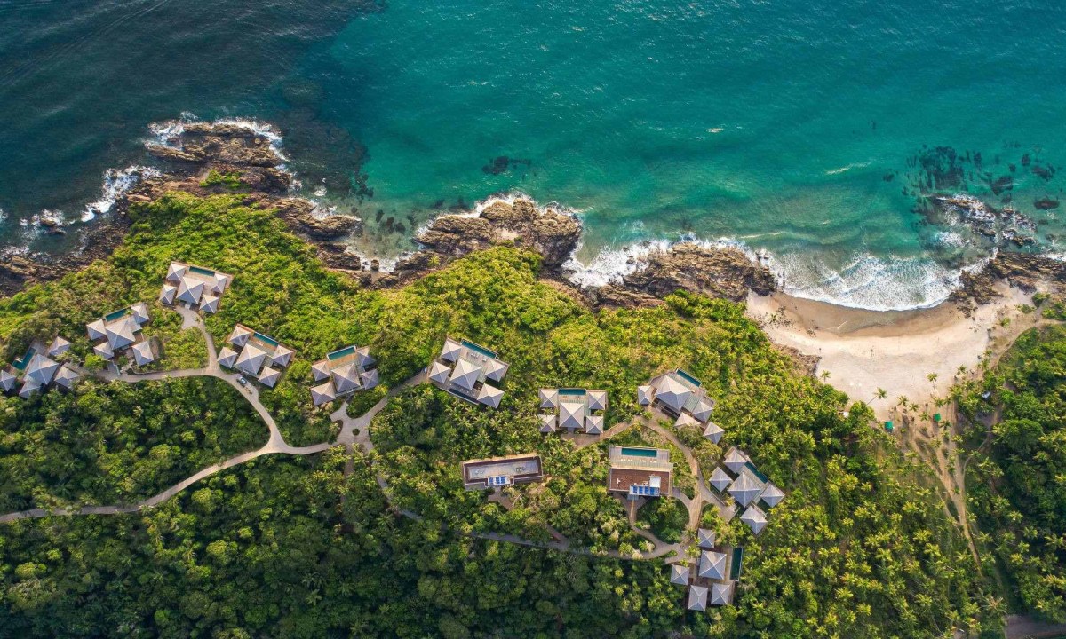 O Barracuda Hotel e Vilas est&aacute; situado no topo de uma fal&eacute;sia rodeada por palmeiras, com sua ampla piscina infinita e terra&ccedil;os de madeira abertos para o mar -  (crédito: Tarso Ferreira/Divulga&ccedil;&atilde;o)