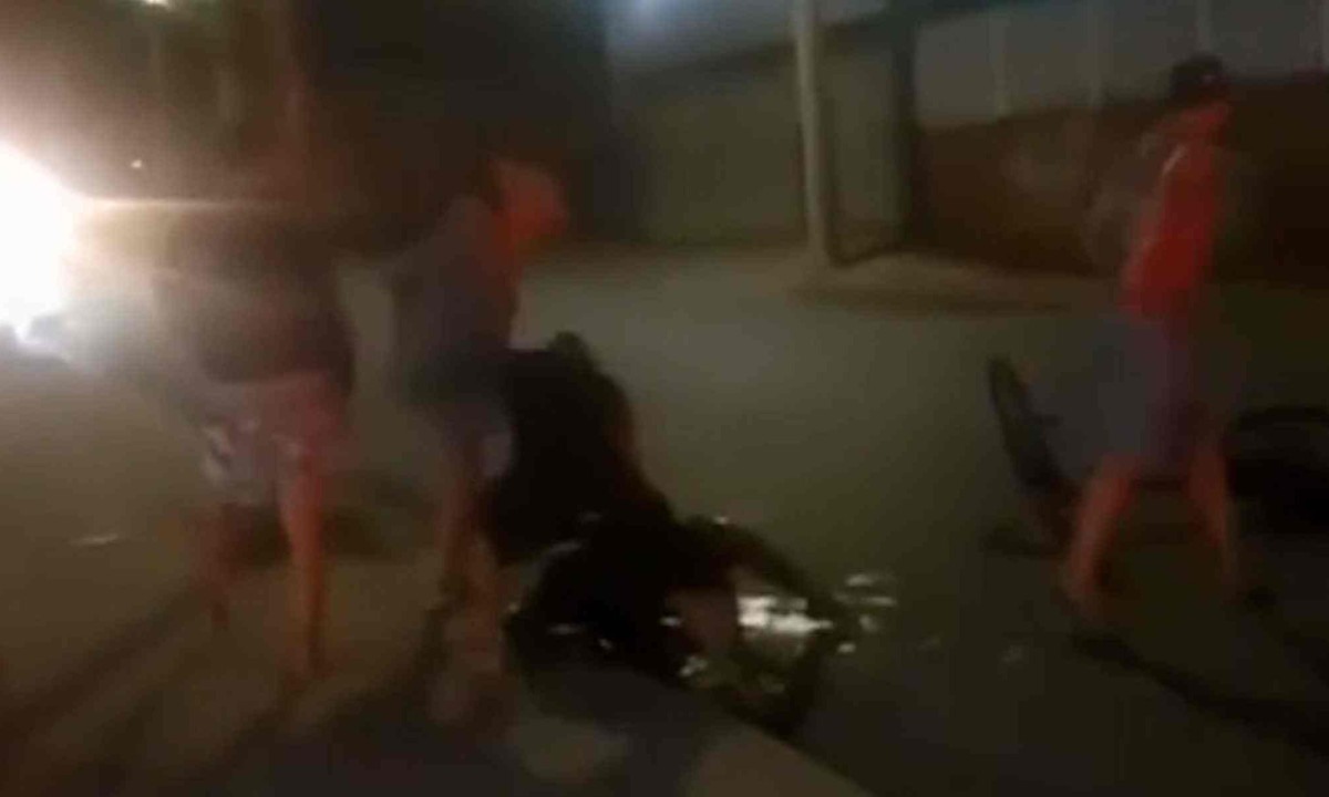 Vídeo mostra momento em que homem é agredido na Região da Pampulha de Belo Horizonte -  (crédito: Redes Sociais)