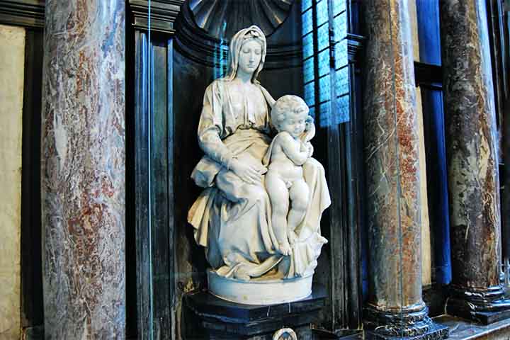 A Igreja de Nossa Senhora é uma das mais impressionantes de Bruges, conhecida por sua torre de 115 metros, a mais alta da cidade. No interior, abriga uma das obras-primas de Michelangelo, a escultura "Madonna e Criança", esculpida em mármore branco.