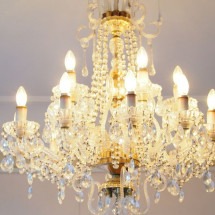 Descubra como limpar seu lustre de maneira prática em 5 passos - Junko de Getty Images
