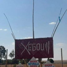 Erro em placa na beira da estrada atrai atenção de motoristas - Reprodução de redes sociais 