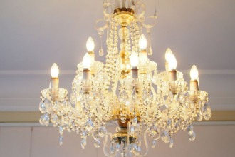 Descubra como limpar seu lustre de maneira prática em 5 os