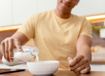 Saber como saber se o leite estragou sem precisar provar é uma forma de proteger sua saúde e evitar o desperdício  -  (crédito: Freepik)