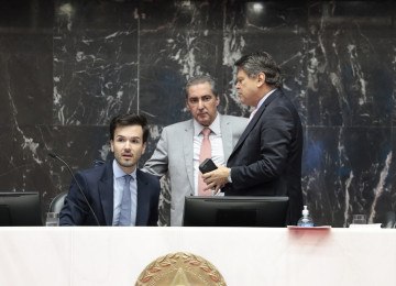 Deputados Tadeu Leite (presidente da ALMG), João Magalhães e Zé Guilherme durante a discussão do veto -  (crédito: Alexandre Netto/ALMG)