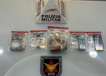 Material foi apreendido em casa de Governador Valadares na noite dessa terça (20/5) -  (crédito: PMMG/Divulgação )