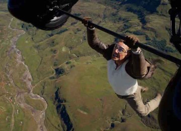 O diretor e roteirista Christopher McQuarrie contou que foi desaconselhado a deixar Tom Cruise filmar sem dublê a cena da caçada aérea do personagem Ethan Hunt, mas o ator não seguiu o conselho  -  (crédito: Paramount/Divulgação)