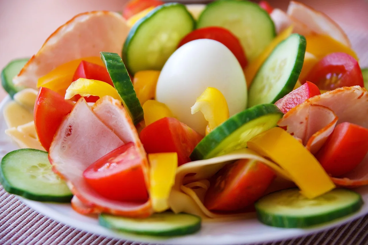 O pepino é um ingrediente versátil que pode ser utilizado de diversas formas na culinária. Em saladas, pode ser cortado em rodelas ou cubos, combinando bem com folhas verdes, tomate e queijo. - 