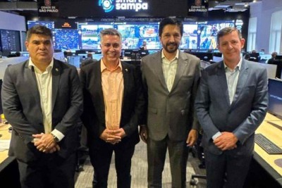 Prefeito Álvaro Damião (União Brasil) conheceu sistema de monitoramento implantado em São Paulo -  (crédito: PBH/Divulgação)