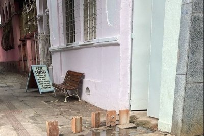 A casa precisou interditar banheiros, reorganizar o atendimento no jardim e fechar janelas para conter o forte odor -  (crédito: Reprodução/Redes Sociais)