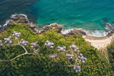 O Barracuda Hotel e Vilas está situado no topo de uma falésia rodeada por palmeiras, com sua ampla piscina infinita e terraços de madeira abertos para o mar -  (crédito: Tarso Ferreira/Divulgação)