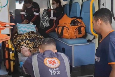 Mãe e filho foram conduzidos pelo Serviço de Atendimento Móvel de Urgência (Samu) ao hospital e passam bem -  (crédito: TV Alterosa/Reprodução)