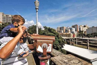 Pai e filho aproveitando luneta instalada na Rua Sapucaí, em 2021 -  (crédito:  Leandro Couri/EM/D.A Press)