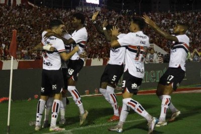 O São Paulo conquistou a sua vaga para a próxima fase da Copa do Brasil. Na noite desta terça-feira (22), o Tricolor voltou a bater o Náutico por 2 a 1, em uma partida que teve duas expulsões ainda na primeira metade da etapa inicial e uma gramado bastante prejudicado pela. Confira a avaliação do Jogada10 para os jogadores tricolores. Foto: Rubens Chiri/São Paulo FC -  (crédito: Rubens Chiri/São Paulo FC)