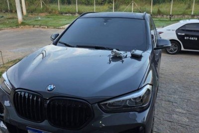 Segundo a Polícia Civil mineira, durante o cumprimento do mandado de prisão, foram apreendidos um veículo de luxo blindado e dinheiro -  (crédito: PCMG/Divulgação)