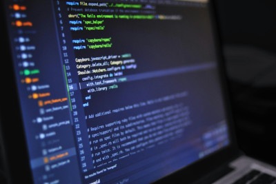 a facilidade nas transações financeiras, aliada à popularização da inteligência artificial, tem favorecido a criação de golpes mais realistas -  (crédito: Reprodução/Pexels)