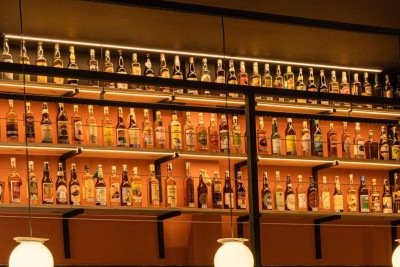 Clientes do bar Timbuca são recepcionados com essa estante destinada às cachaças -  (crédito: Douglas Castro/ Divulgação)