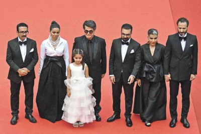 O cineasta Jafar Panahi (de óculos escuros) volta a Cannes, em cujo tapete vermelho não pisava desde 2003, acompanhado da equipe do filme "Un simple accident" -  (crédito: Antonin Thuillier/AFP)