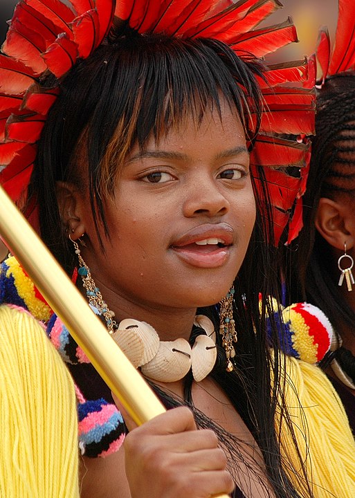 Sikhanyiso Dlamini, princesa do Essuatíni (antiga Suazilândia) - Filha do rei Mswati III, Sikhanyiso Dlamini é a primeira filha de seu pai, que tem várias esposas e filhos. A princesa se formou em Comunicação Digital e tem um histórico de ativismo, especialmente em relação à crítica à poligamia. Continua sendo princesa, apesar das controvérsias com a realeza.-Domínio público