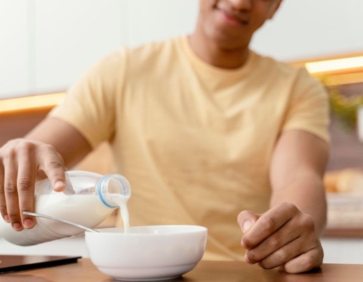 Saber como saber se o leite estragou sem precisar provar é uma forma de proteger sua saúde e evitar o desperdício  -  (crédito: Freepik)