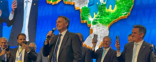 'Não tenho obsessão pelo poder. Eu tenho paixão pelo meu Brasil. Se Deus quiser, serei uma opção. Que vença o melhor governo', disse Bolsonaro, sob aplausos e gritos de 'mito'

 -  (crédito: Wal Lima/CB/DA.Press)