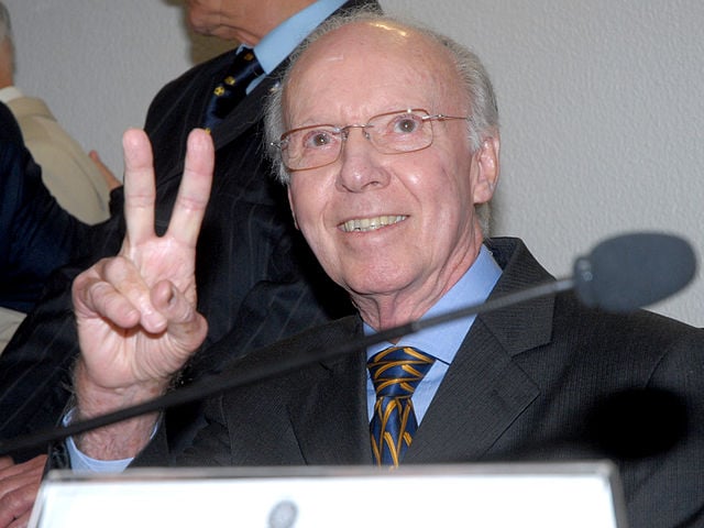 Zagallo - O ex-jogador e ex-treinador alagoano campeão pela Seleção Brasileira, tem sobrenome que revela sua origem. Zagallo vem do árabe al-zagal, que significa "pessoa vigorosa". Ele morreu em 5/1/2024, aos 92 anos. 