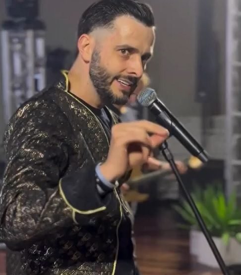 “Mãe é a entidade mais importante da família. Não importa o que esteja fazendo, nunca deixe de atender sua mãe”, disse o artista no palco, ganhando aplausos do público.