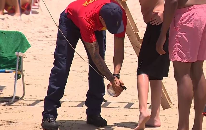 O ideal, inclusive, é pedir ajuda aos guarda-vidas. Nas guaritas, quem é queimado costuma usar vinagre para tratar a lesão. E diz que arde bastante. -Reprodução RBS TV