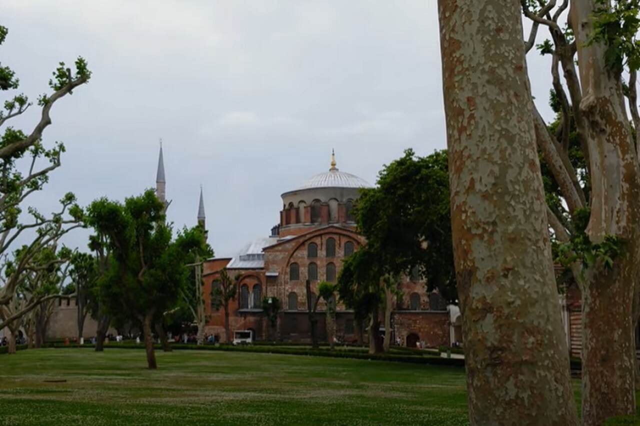 Basílica de Santa Irene (Aya ?rini) - Construída no século IV, a Basílica de Santa Irene é uma das primeiras igrejas cristãs de Constantinopla e serviu como arsenal durante o período otomano. Hoje, é usada para concertos e eventos culturais.