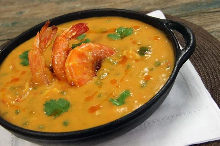 Bobó de Camarão: Prato típico da Bahia que combina camarões frescos com um purê feito de mandioca, leite de coco, azeite de dendê e temperos como coentro e pimenta. O bobó é denso e cremoso, cheio de sabor, e geralmente servido com arroz branco. Calorias: cerca de 180 kcal.