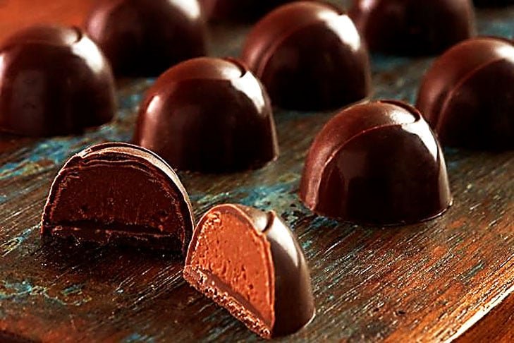 O ideal é consumir a partir de 70%, mas o chocolate já é considerado intenso a partir de 51%.-Reprodução do site metropoles.com/gastronomia/receita/bombons-de-gim-receita-feita-com-chocolate-ao-leite-e-uma-delicia
