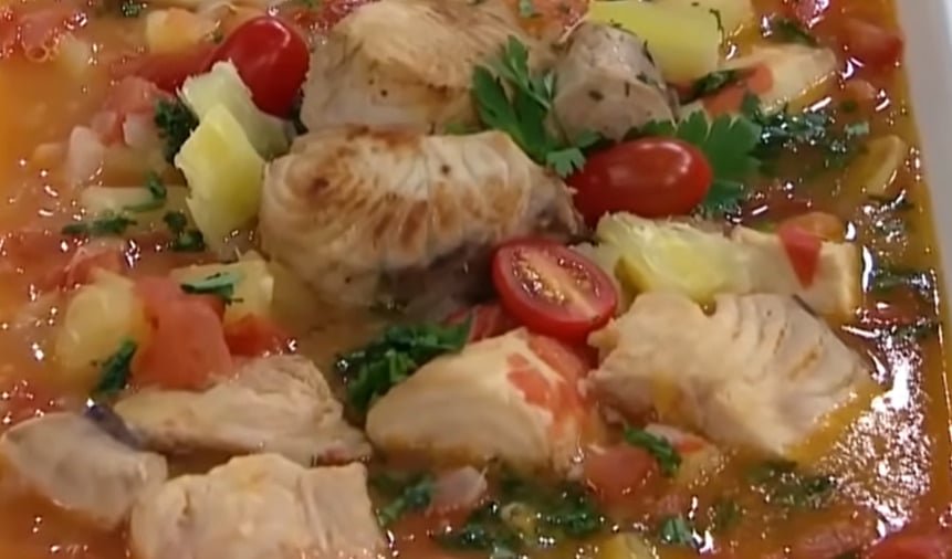 Mojica de Peixe amazônico - Um ensopado com pedaços de peixe amazônico cozidos com mandioca e temperos. O caldo espesso é temperado com pimentas e ervas regionais, sendo uma excelente opção para refeições nutritivas. Calorias: cerca de 150 kcal por 100 g.