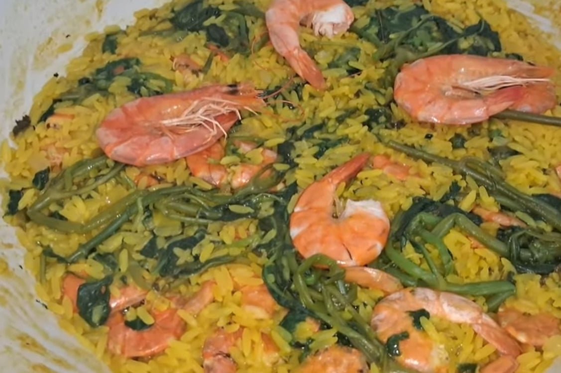 Arroz paraense: Preparado com camarão, jambu, tucupi e temperos diversos, é servido como prato único ou acompanhamento. Pode incluir pedaços de peixe e é repleto de sabor amazônico. Muito comum em festas e almoços familiares. Calorias: cerca de 130 kcal.