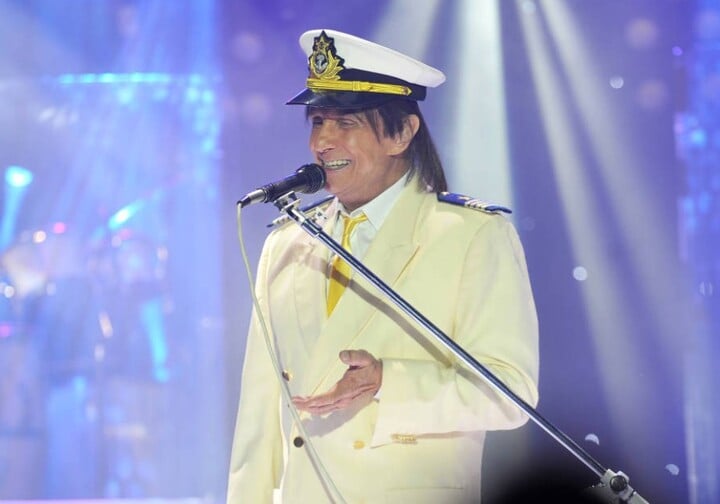 "Ele continuava falando, falando, falando... Eu puxei o microfone do palco, mas ele continuava gritando. Aí fiquei p… da vida e falei 'Cala essa boca, p…'", explicou, aos risos.
