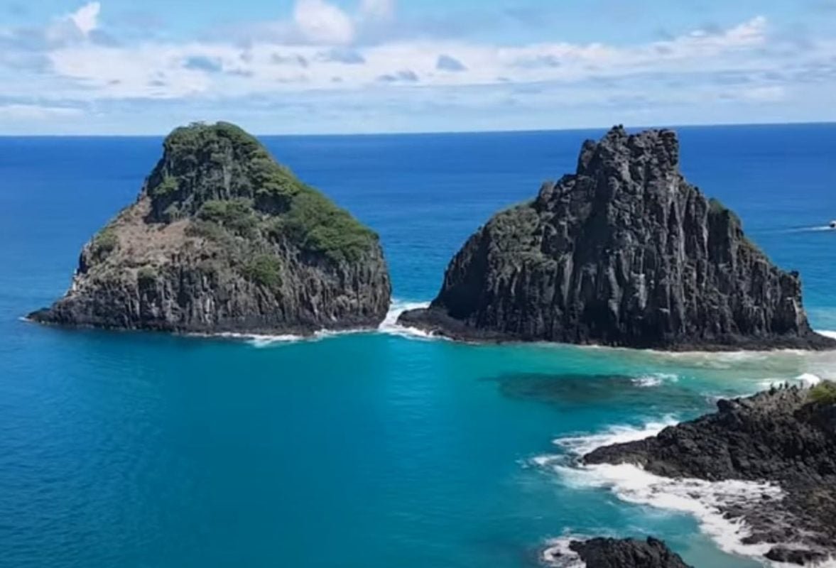 6ª) Fernando de Noronha (Pernambuco) - Área: 18,609 km² | População: 3 mil habitantes | Densidade populacional: 170,2 hab./km².-