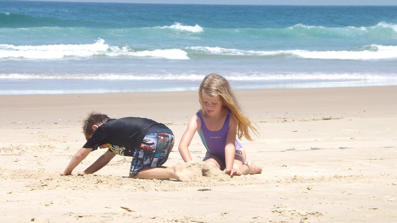 E cuidado: mesmo quando estÃ¡ na areia, uma Ã¡gua-viva oferece o mesmo perigo. A capacidade de envenenar permanece por 24 horas apÃ³s o momento em que ela fica fora da Ã¡gua. Nunca as manipule. Podem estar vivas, mesmo parecendo mortas.-Imagem de Callie Maddalena-Maloney por Pixabay