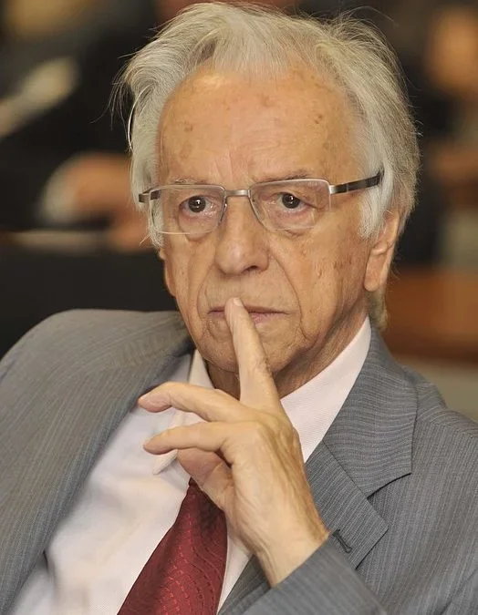 O real foi implantado no governo do presidente Itamar Franco, sob comando do então Ministro da Fazenda, Fernando Henrique Cardoso, que depois viria a ser presidente da República.