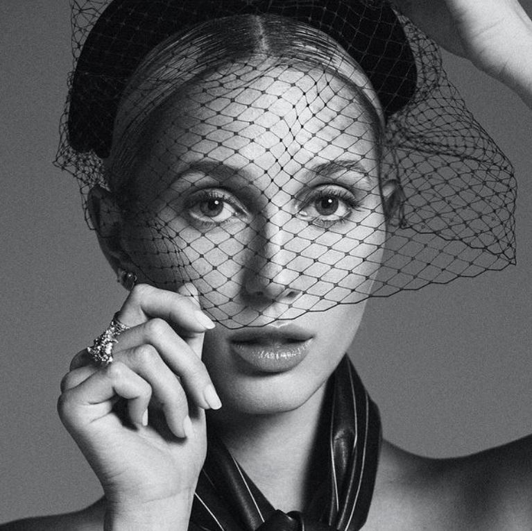 Princesa Maria-Olympia da Grécia e Dinamarca - Nascida em Nova York, Maria-Olympia é descendente das famílias reais da Grécia e Dinamarca, mas não faz parte da linha de sucessão. Com uma carreira de modelo, ela também é conhecida por sua participação em eventos sociais e seu papel como ícone fashion na realeza europeia.-