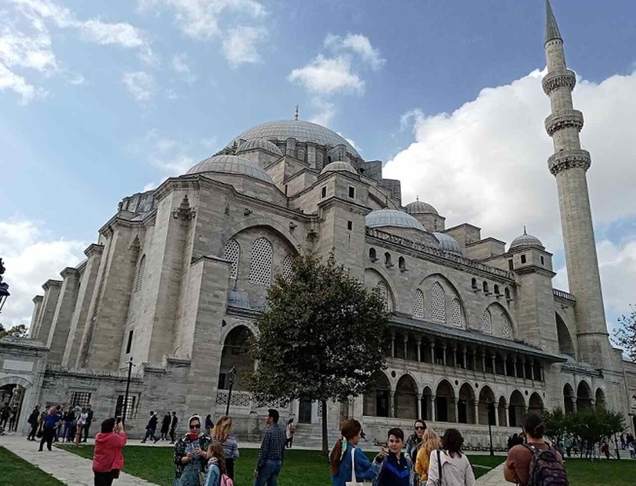 Mesquita de Suleymaniye - Concluída em 1557, durante o reinado de Suleiman, o Magnífico, a Mesquita de Suleymaniye é um exemplo clássico da arquitetura otomana. Projetada por Mimar Sinan, a mesquita faz parte de um complexo que inclui escolas, um hospital e banhos turcos.