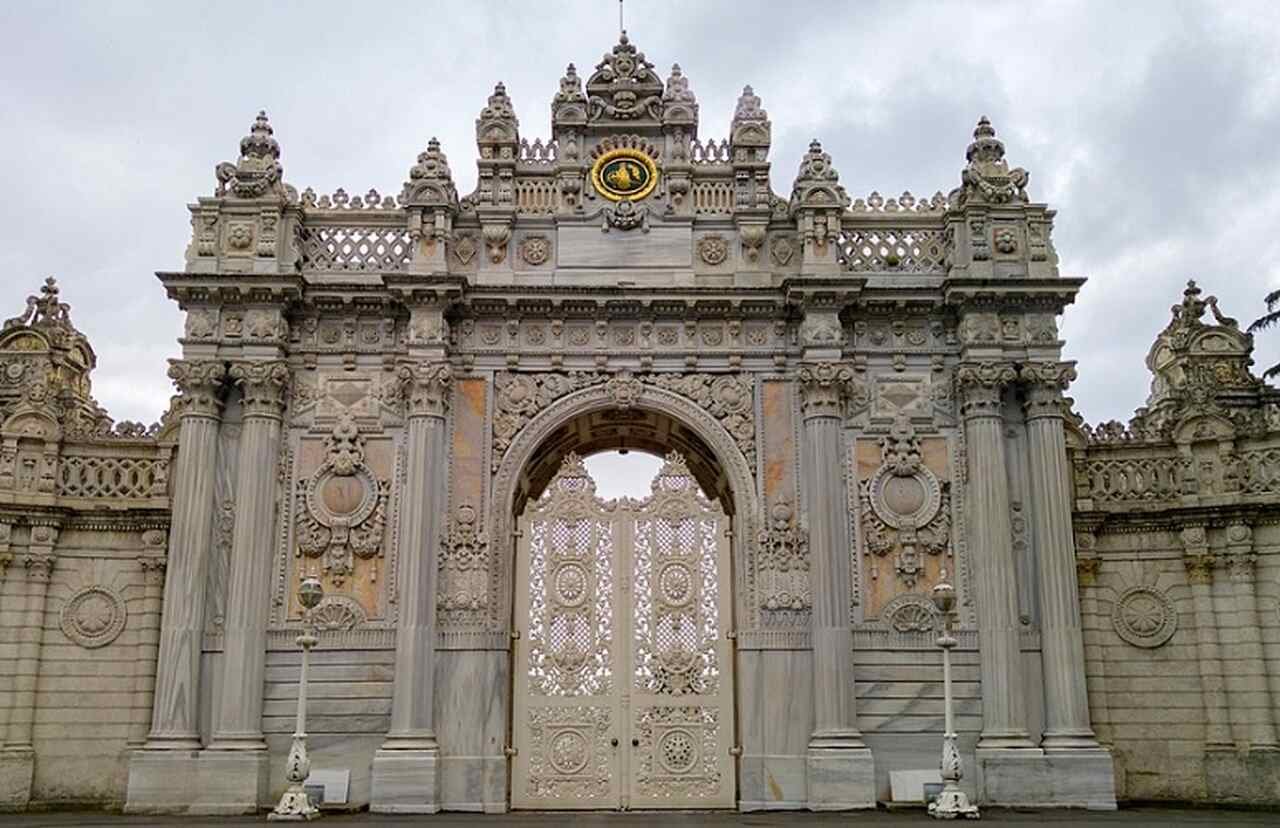 Palácio Dolmabahçe - Concluído em 1856, o Palácio Dolmabahçe foi a principal residência dos sultões otomanos no final do Império. Combina estilos arquitetônicos otomano, barroco, rococó e neoclássico, sendo um dos palácios mais luxuosos do mundo.