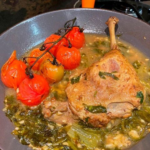 Pato no Tucupi: Um prato tradicional do Pará que combina pato cozido com o tucupi e o jambu. Rico em sabores e aromas, é comumente servido durante o Círio de Nazaré. Geralmente acompanhado por arroz e farinha d’água. Calorias: cerca de 190 kcal.