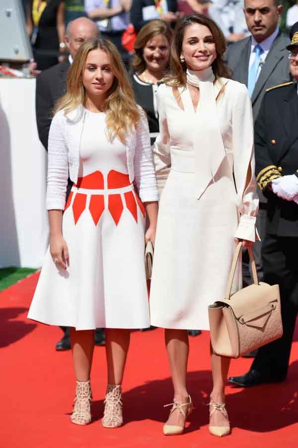 Princesa Iman Bint Abdullah da Jordânia (esquerda) - Filha do rei Abdullah II e da rainha Rania da Jordânia, Iman é uma princesa engajada em esportes e atividades culturais. Apesar de não poder herdar o trono devido à sucessão masculina da Jordânia, ela continua sendo uma figura importante na vida pública e no apoio à monarquia.- reprodução redes sociais