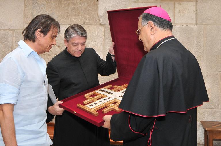 Religioso, Roberto Carlos é católico fervoroso e tem canções famosas em que expressa sua fé, entre elas “Jesus Cristo” e “Nossa Senhora”. 
