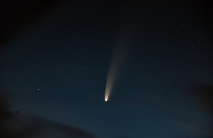 Quando um meteoroide (pedaço de asteroide) entra na atmosfera da Terra e se queima devido ao atrito com o ar, ele produz um rastro de luz brilhante no céu, conhecido como meteoro (ou popularmente como "estrela cadente"). 