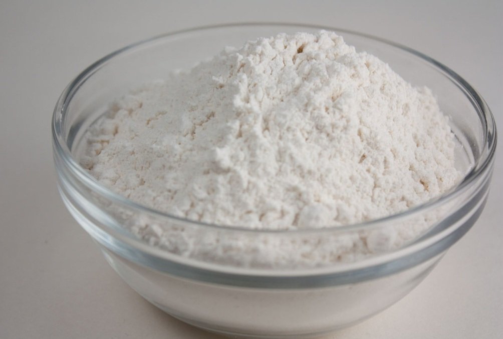 Ingredientes para a receita da cuca de chocolate da Dona Marlice: 1 prato (raso) cheio de farinha de trigo;