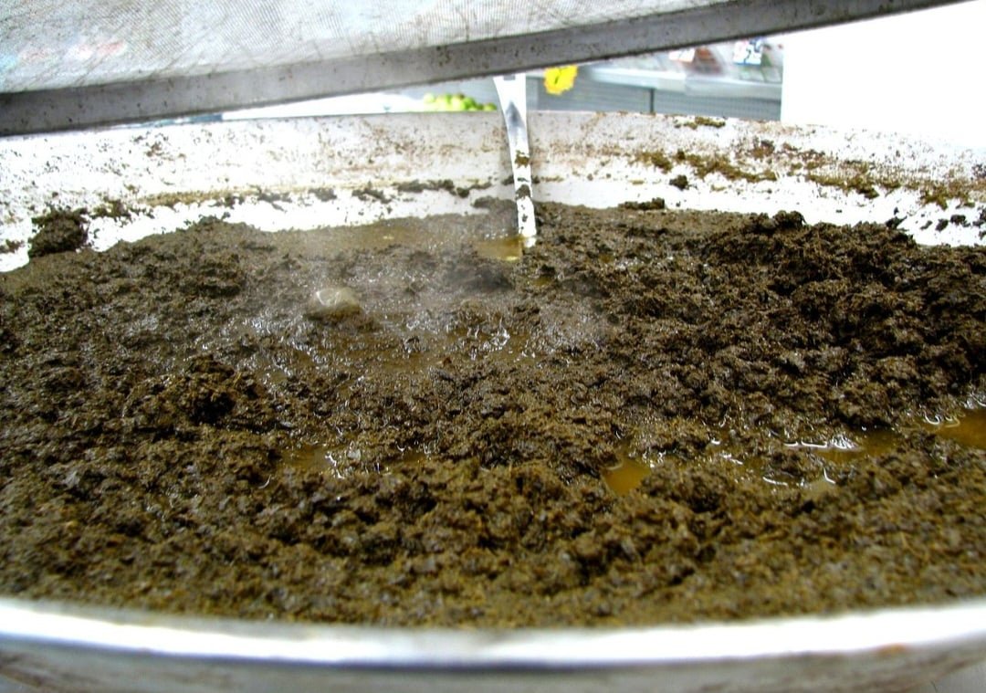 Maniçoba: Conhecida como "a feijoada paraense", é feita com folhas de mandioca brava trituradas (maniva), cozidas por até sete dias. Mistura carnes salgadas, defumadas e frescas, sendo servida com arroz e farinha. Calorias: cerca de 250 kcal.