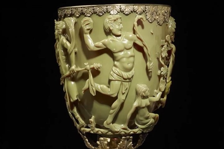 Reza a lenda que a divindade ficou nessa situação depois de cometer atos malignos contra o deus grego do vinho, Dionísio. 